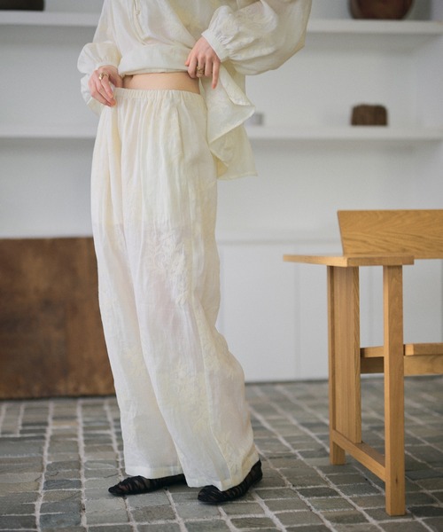 LAULEN(ローレン)の「ramie botanical embroidery wide pants /ラミーボタニカル刺繍ワイドパンツ(その他パンツ・レディース・アイボリー/ブラウン・FREE)」の3枚目の写真