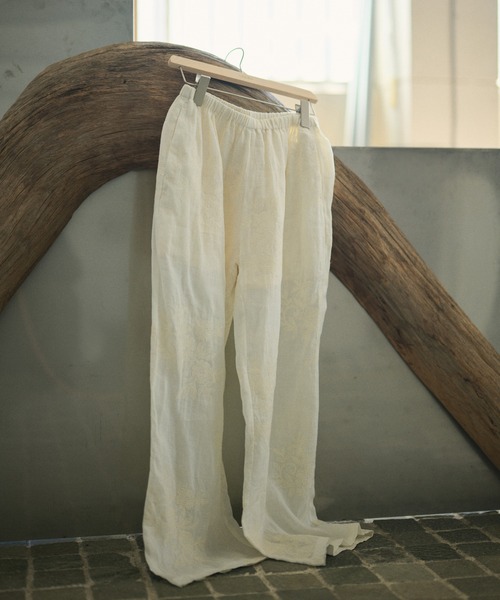 LAULEN(ローレン)の「ramie botanical embroidery wide pants /ラミーボタニカル刺繍ワイドパンツ(その他パンツ・レディース・アイボリー/ブラウン・FREE)」の4枚目の写真