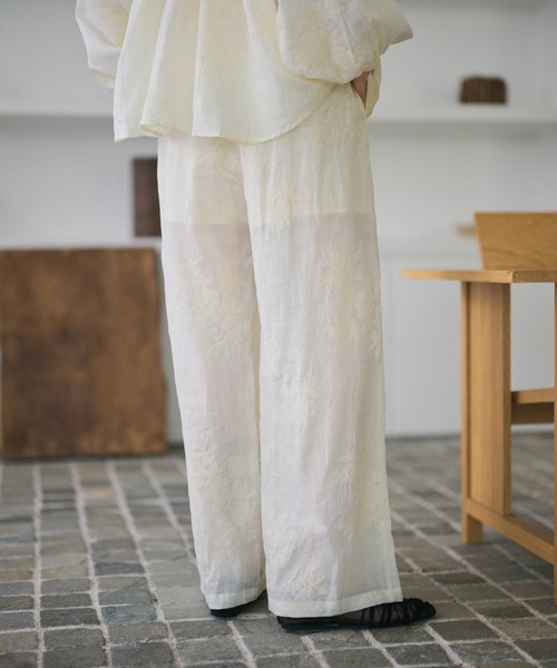 LAULEN(ローレン)の「ramie botanical embroidery wide pants /ラミーボタニカル刺繍ワイドパンツ(その他パンツ・レディース・アイボリー/ブラウン・FREE)」の10枚目の写真