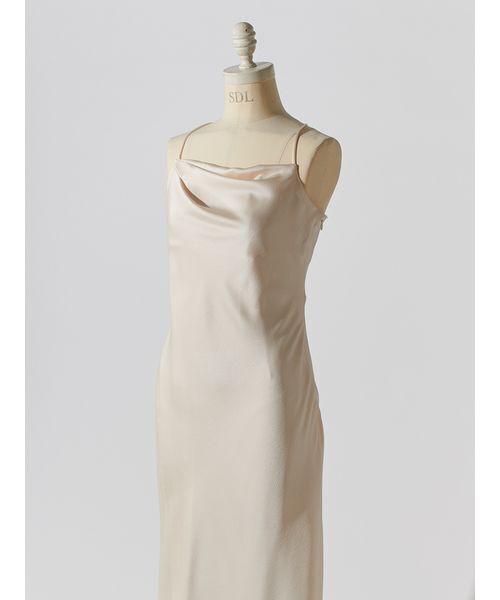 SNIDEL（スナイデル）の「ハンマーサテンキャミワンピース（ワンピース・レディース・ブラック/ブラウン/オフホワイト・1/0）」の13枚目の写真