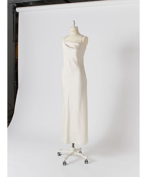 SNIDEL（スナイデル）の「ハンマーサテンキャミワンピース（ワンピース・レディース・ブラック/ブラウン/オフホワイト・1/0）」の7枚目の写真