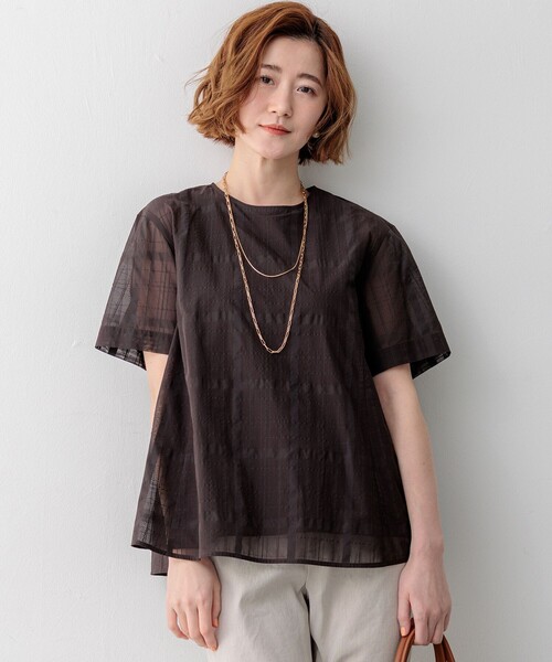 23区 L(ニジュウサンクオオキイサイズ)の「シアーチェックレイヤード フレア Tブラウス(シャツ/ブラウス・レディース・ホワイト系3/ブラック系3/ダークブラウン系3・44/46/48)」の3枚目の写真