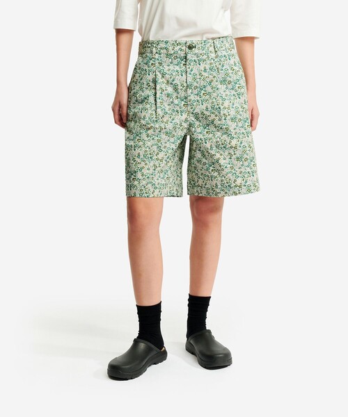 AIGLE（エーグル）の「【LIBERTY】  フラワープリント ストレッチ アクティブバミューダパンツ（その他パンツ・レディース・ピンク/モスグリーン・34/38/36/40）」の2枚目の写真