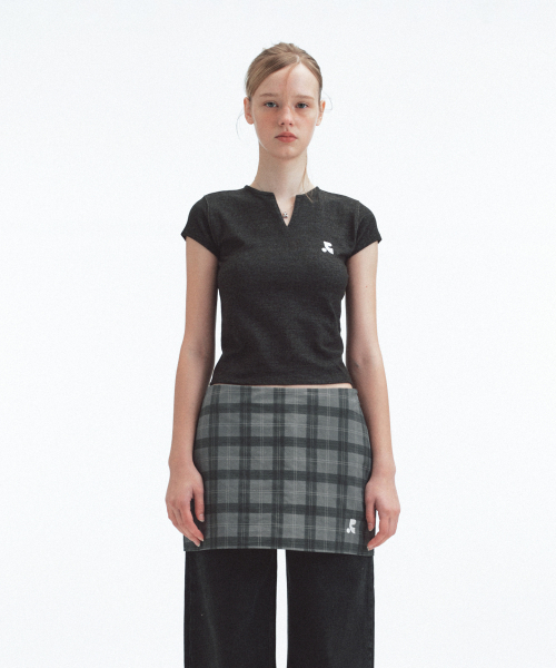 Rest&Recreation(レストアンドレクリエーション)の「SLIT NECK T-SHIRT - BLACK(Tシャツ/カットソー・レディース・その他・ONE)」の3枚目の写真