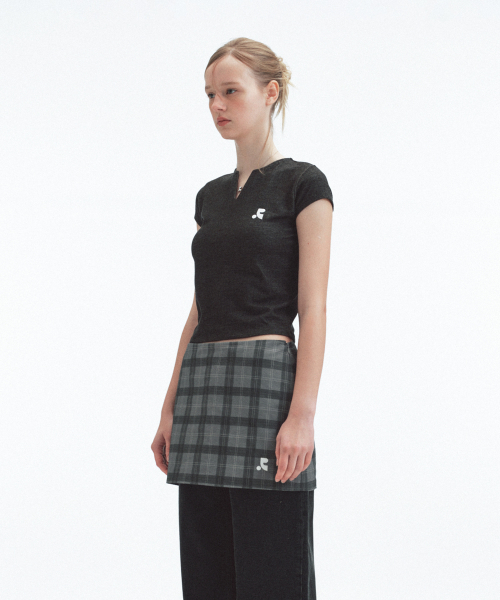 Rest&Recreation(レストアンドレクリエーション)の「SLIT NECK T-SHIRT - BLACK(Tシャツ/カットソー・レディース・その他・ONE)」の4枚目の写真