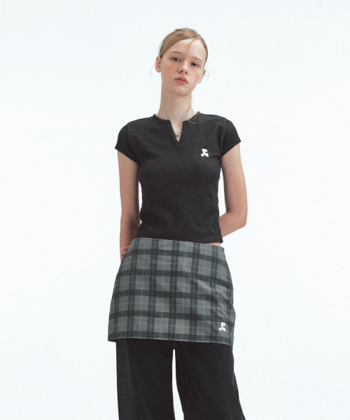 Rest&Recreation(レストアンドレクリエーション)の「SLIT NECK T-SHIRT - BLACK(Tシャツ/カットソー・レディース・その他・ONE)」の6枚目の写真