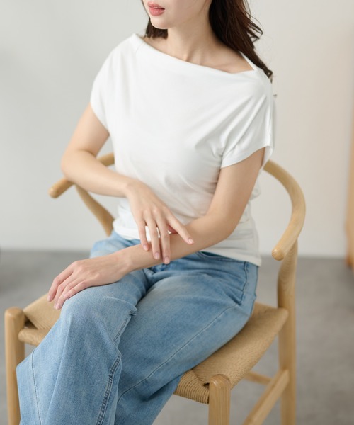 DAYRA(デイラ)の「ドレープ 半袖 ボートネック カットソー(Tシャツ/カットソー・レディース・グリーン/アイボリー/イエロー/ブラック/グレー/ホワイト・FREE)」の2枚目の写真