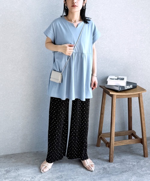 reca（レカ）の「【接触冷感】迷わず着れる！大人のセミワイドプリーツパンツ（その他パンツ・レディース・ブラック系その他5/グレイッシュベージュ/ブラック・L/M/PM）」の10枚目の写真