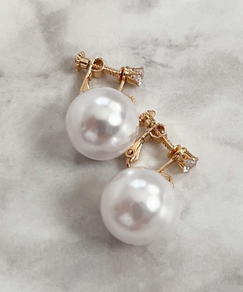 yu-ka(ユーカ)の「YU-KA:パールドロップイヤリング Pearl drop earrings(イヤリング・レディース・ホワイト・FREE)」の1枚目の写真