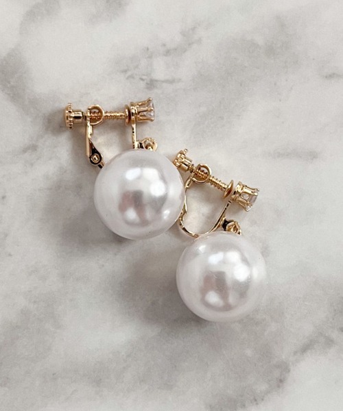 yu-ka(ユーカ)の「YU-KA:パールドロップイヤリング Pearl drop earrings(イヤリング・レディース・ホワイト・FREE)」の2枚目の写真