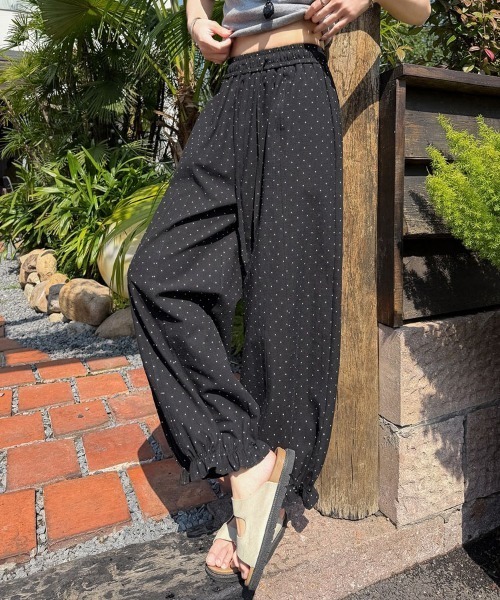 &soiree(アンドソワレ)の「センター切り替えドット柄裾フリルパンツ(その他パンツ・レディース・ネイビー/ブラック/オフホワイト・MEDIUM/SMALL/X-LARGE/LARGE)」の2枚目の写真