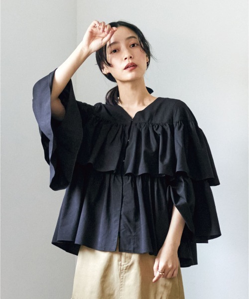 and myera(アンド マイラ)の「and myera feat.yurie a フリルトップス(その他アウター・レディース・ブラック・M/LL)」の1枚目の写真