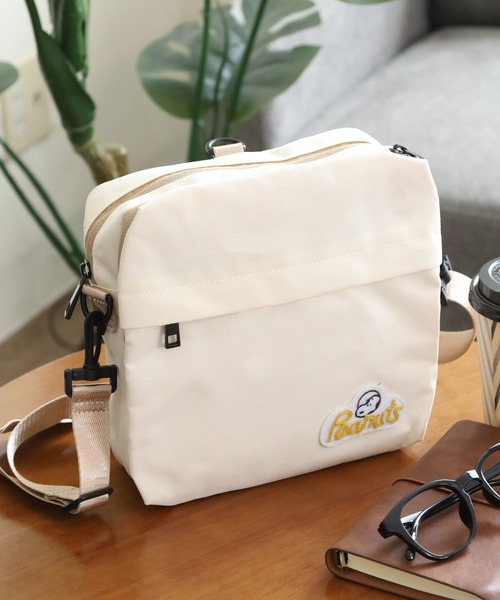 SNOOPY(スヌーピー)の「SNOOPY スヌーピー スクエアショルダーバッグ RE-PET(ショルダーバッグ・レディース・カーキブラウン/アイボリー・FREE)」の16枚目の写真