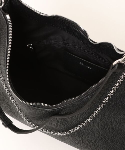 Calvin Klein（カルバン・クライン）の「【Calvin Klein】EMBLEM HW PEBBLE SHOULDER BAG LV04F3495G-UB1（ショルダーバッグ・レディース・ブラック・FREE）」の4枚目の写真