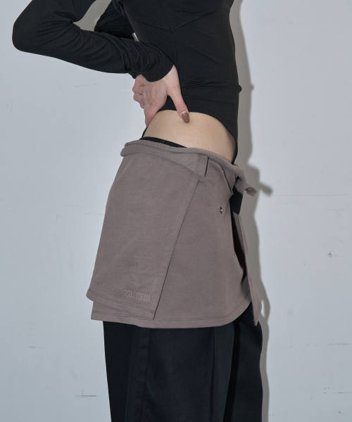 ZIZEMUSEUM(ジゼミュージアム)の「LAYERED SNAP WRAP SKIRT (TAUPE GRAY)(スカート・レディース・その他・OS)」の1枚目の写真