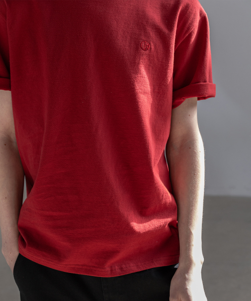 DECOROSO（デコローゾ）の「男女共用エッセンシャルレギュラーフィットロゴ刺繍半袖Tシャツ[ディープレッド]（Tシャツ/カットソー・メンズ・その他・X-SMALL/SMALL/MEDIUM/LARGE/X-LARGE）」の22枚目の写真