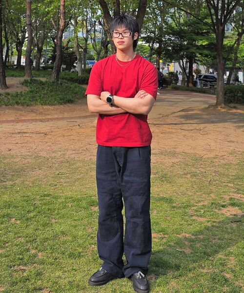 DECOROSO（デコローゾ）の「男女共用エッセンシャルレギュラーフィットロゴ刺繍半袖Tシャツ[ディープレッド]（Tシャツ/カットソー・メンズ・その他・X-SMALL/SMALL/MEDIUM/LARGE/X-LARGE）」の13枚目の写真