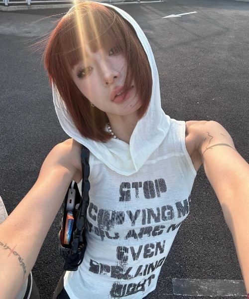 AVYL(アヴィル)の「英字ロゴ フード付きタイトノースリーブトップス(Tシャツ/カットソー・レディース・ホワイト・M)」の1枚目の写真