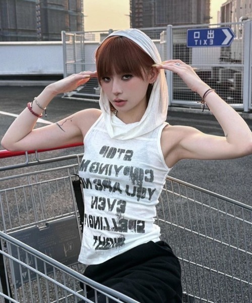 AVYL(アヴィル)の「英字ロゴ フード付きタイトノースリーブトップス(Tシャツ/カットソー・レディース・ホワイト・M)」の2枚目の写真