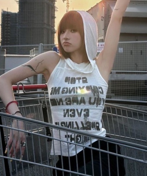 AVYL(アヴィル)の「英字ロゴ フード付きタイトノースリーブトップス(Tシャツ/カットソー・レディース・ホワイト・M)」の3枚目の写真