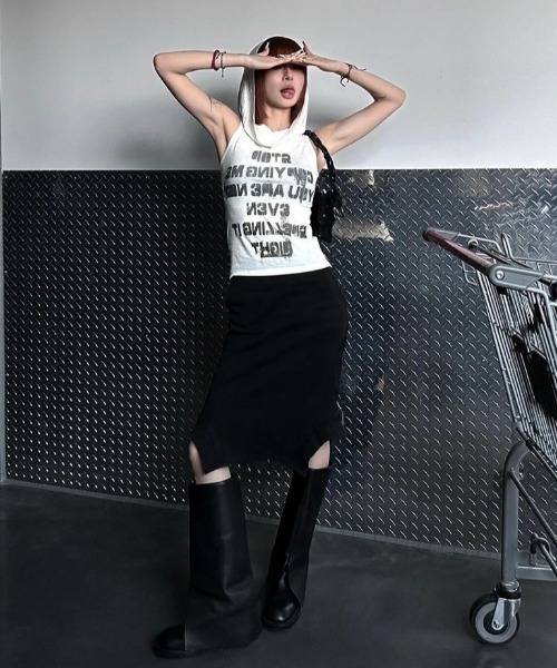 AVYL(アヴィル)の「英字ロゴ フード付きタイトノースリーブトップス(Tシャツ/カットソー・レディース・ホワイト・M)」の4枚目の写真