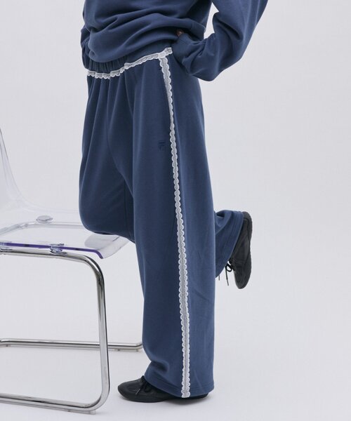 FILA(フィラ)の「【FILA別注】レースドッキング裏毛スウェットカーブパンツ(スウェットパンツ・レディース・ネイビー/グレー・LARGE/MEDIUM)」の2枚目の写真