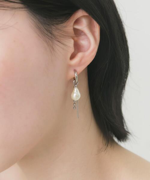 SMELLY(スメリー)の「アシンメトリーパールチェーンフープピアス(ピアス(両耳用)・レディース・シルバー系その他・-)」の8枚目の写真