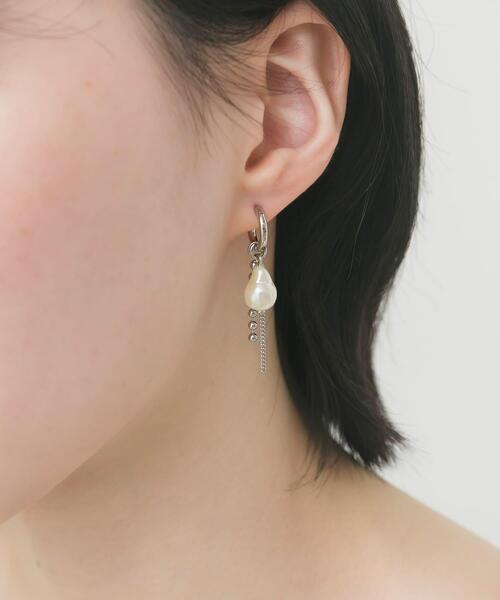 SMELLY(スメリー)の「アシンメトリーパールチェーンフープピアス(ピアス(両耳用)・レディース・シルバー系その他・-)」の7枚目の写真