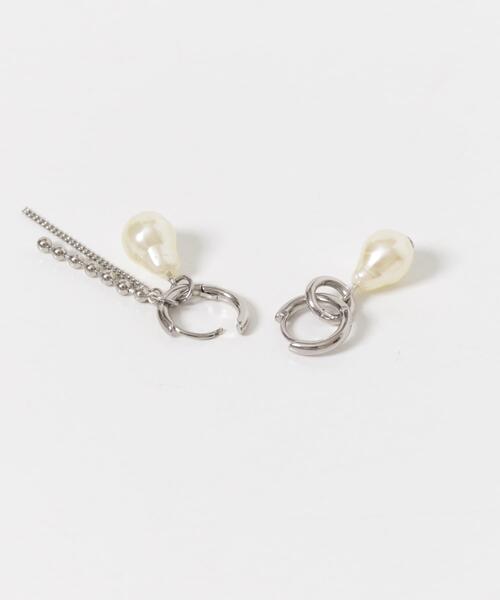 SMELLY(スメリー)の「アシンメトリーパールチェーンフープピアス(ピアス(両耳用)・レディース・シルバー系その他・-)」の3枚目の写真