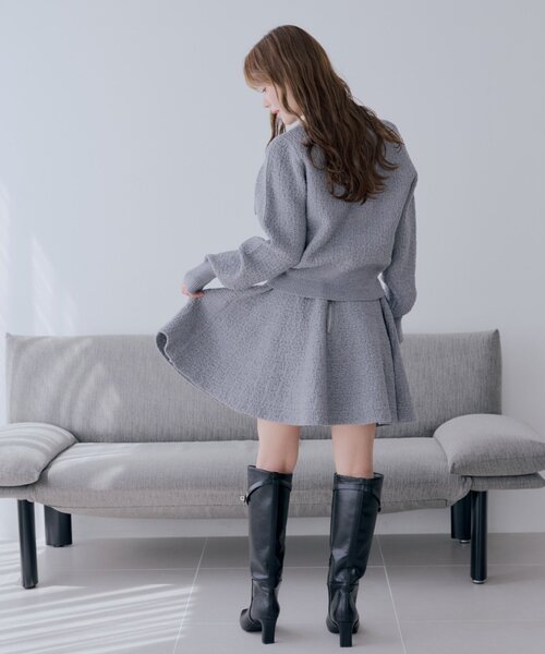 Chico(チコ)の「【SALON by Chico】フラワーモチーフロゴアンサンブルライクカーディガン / セットアップ対応可(カーディガン/ボレロ・レディース・アイボリー/キャメル/チャコールグレー・FREE)」の8枚目の写真