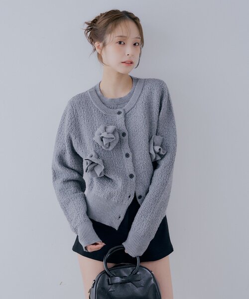 Chico(チコ)の「【SALON by Chico】フラワーモチーフロゴアンサンブルライクカーディガン / セットアップ対応可(カーディガン/ボレロ・レディース・アイボリー/キャメル/チャコールグレー・FREE)」の13枚目の写真