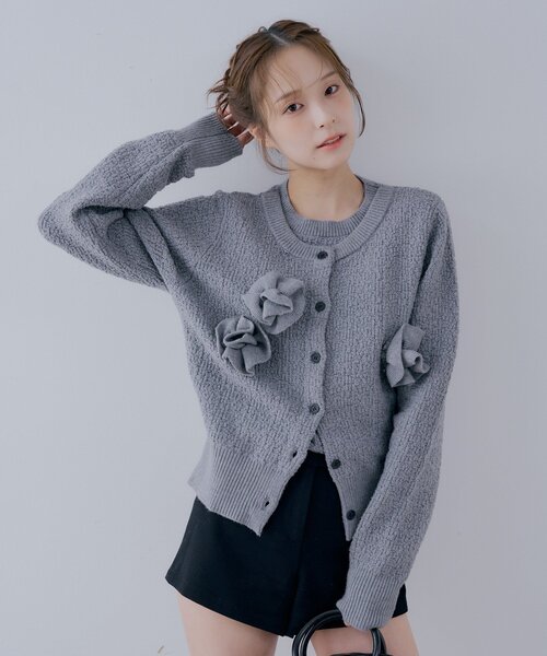 Chico(チコ)の「【SALON by Chico】フラワーモチーフロゴアンサンブルライクカーディガン / セットアップ対応可(カーディガン/ボレロ・レディース・アイボリー/キャメル/チャコールグレー・FREE)」の17枚目の写真