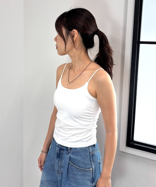 ISOOK（アイスー）の「【ISOOK / アイスー】サイドギャザーキャミソール / カップ付き カップインキャミ タンクトップ インナー サイドギャザー シャーリング ドレープ レイヤード 重ね着（キャミソール・レディース・ホワイト/ブラック・FREE）」の12枚目の写真