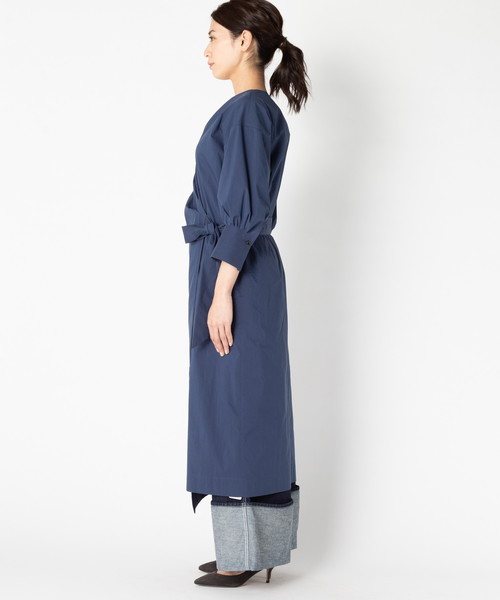 HELIOPOLE(エリオポール)の「タイプライターストレッチ カシュクールラッフワンピース(ワンピース・レディース・ベージュ/ダークブルー・38)」の11枚目の写真