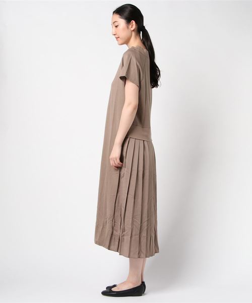 INTERPLANET（インタープラネット）の「ＢＡＣＫプリーツ裏毛半袖ワンピース（ワンピース・レディース・ブラック/グレー/モカ・FREE）」の4枚目の写真