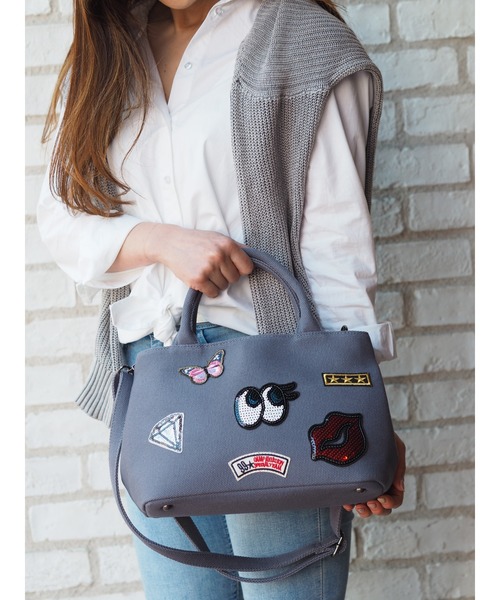 GUSCIO(グッシオ)の「【グッシオベーシック】キラキラワッペン 帆布 ショルダー付きハンドバッグ(ハンドバッグ・レディース・ブラック/レッド/オレンジ/アイボリー/ダークグレー/ベージュ・FREE)」の4枚目の写真