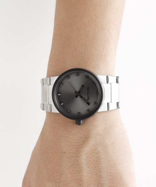 NIXON（ニクソン）の「THE CANNON（アナログ腕時計・メンズ・ゴールド系その他/ガンメタ/ブラック×ゴールド/シルバー系その他/ゴールド/その他1/ブルー/ブラック系その他・FREE）」の5枚目の写真