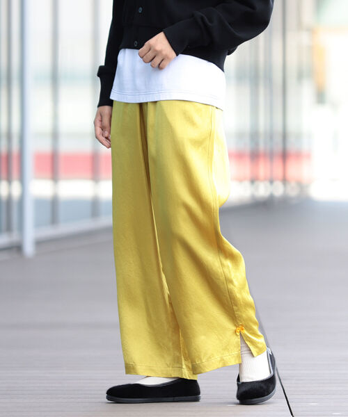 BEAMS BOY（ビームスボーイ）の「BEAMS BOY / サテン ベロアテープ イージー パンツ（その他パンツ・レディース・ブラウン/イエロー・ONE SIZE）」の2枚目の写真