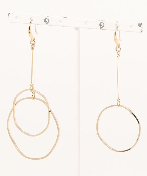tone(トーン)の「【Le soleil】アシメントリー 揺れるメタルフープピアス(MA)(ピアス(両耳用)・レディース・シルバー/ゴールド・FREE)」の4枚目の写真