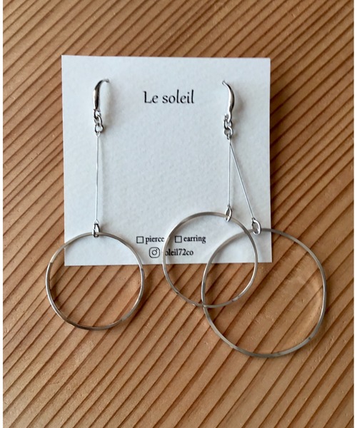 tone(トーン)の「【Le soleil】アシメントリー 揺れるメタルフープピアス(MA)(ピアス(両耳用)・レディース・シルバー/ゴールド・FREE)」の6枚目の写真
