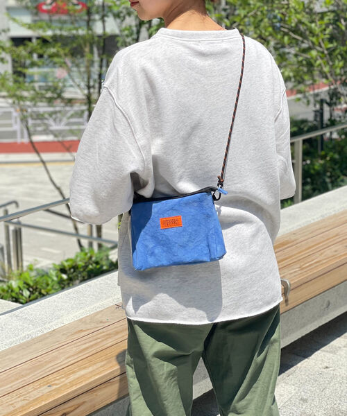 UNIVERSAL OVERALL（ユニバーサルオーバーオール）の「【UNIVERSAL OVERALL/ユニバーサルオーバーオール】 タイダイデルタサコッチ【UVO-043】（ショルダーバッグ・メンズ・ピンク/ブルー/レッド・FREE）」の4枚目の写真