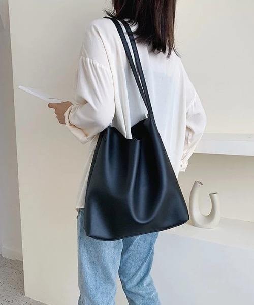 yuue' ( wear )(ユーイ)の「ミニポーチ付き ダブルストラップ シンプルレザートートバッグ(トートバッグ・レディース・ブラック/ベージュ・FREE)」の1枚目の写真