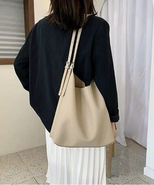 yuue' ( wear )(ユーイ)の「ミニポーチ付き ダブルストラップ シンプルレザートートバッグ(トートバッグ・レディース・ブラック/ベージュ・FREE)」の4枚目の写真