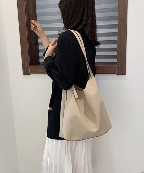 yuue' ( wear )(ユーイ)の「ミニポーチ付き ダブルストラップ シンプルレザートートバッグ(トートバッグ・レディース・ブラック/ベージュ・FREE)」の6枚目の写真