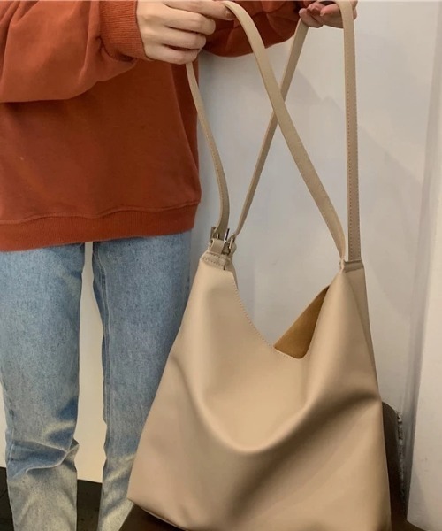 yuue' ( wear )(ユーイ)の「ミニポーチ付き ダブルストラップ シンプルレザートートバッグ(トートバッグ・レディース・ブラック/ベージュ・FREE)」の9枚目の写真