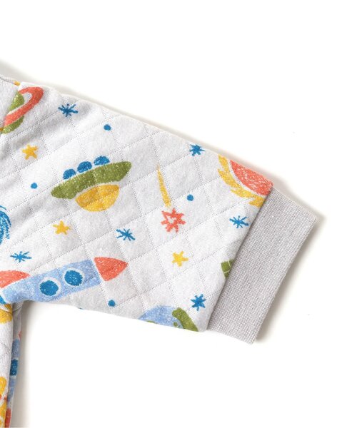 Ampersand（アンパサンド）の「ニットキルト前開き総柄カバーオール（宇宙柄）（肌着・キッズ・ライトグレー/キナリ・80/70/60）」の5枚目の写真