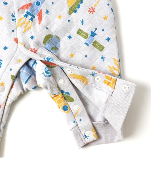 Ampersand（アンパサンド）の「ニットキルト前開き総柄カバーオール（宇宙柄）（肌着・キッズ・ライトグレー/キナリ・80/70/60）」の6枚目の写真