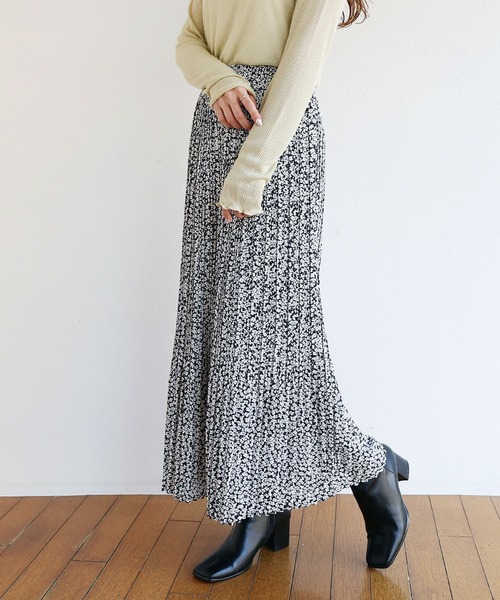 andme(アンドミー)の「花柄ロング丈プリーツマーメイドスカート(スカート・レディース・ブラック/ベージュ/グリーン・M)」の1枚目の写真