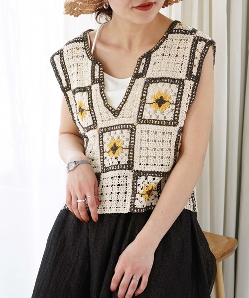 archives(アルシーヴ)の「クロシェ風配色ベスト(ベスト・レディース・アイボリー/ブラック/グリーン・MEDIUM)」の18枚目の写真