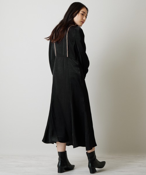 A de a.v.v（アードアー・ヴェ・ヴェ）の「バイカラーパイピングサテンワンピース（ワンピース・レディース・ブラック/ベージュ・MEDIUM/SMALL）」の5枚目の写真